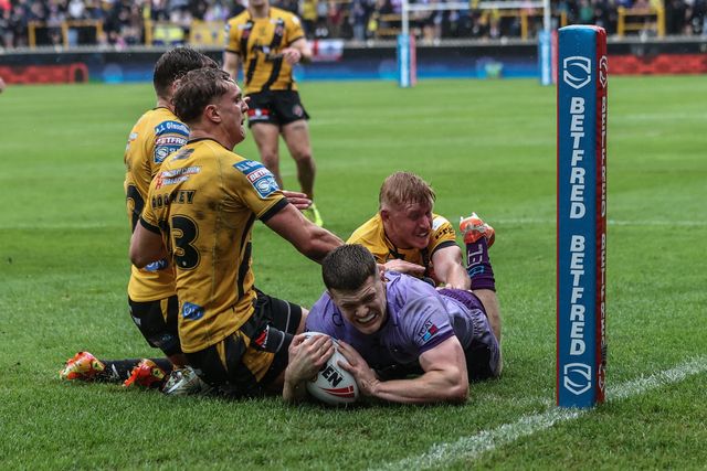 Jake Thewlis of Warrington Wolves goes over for a try during the Betfred Super League round 19 match Castleford Tigers vs Warrington Wolves at The Mend-A-Hose Jungle, Castleford, United Kingdom, 20th July 2025

(Photo by Alfie Cosgrove/News Images)