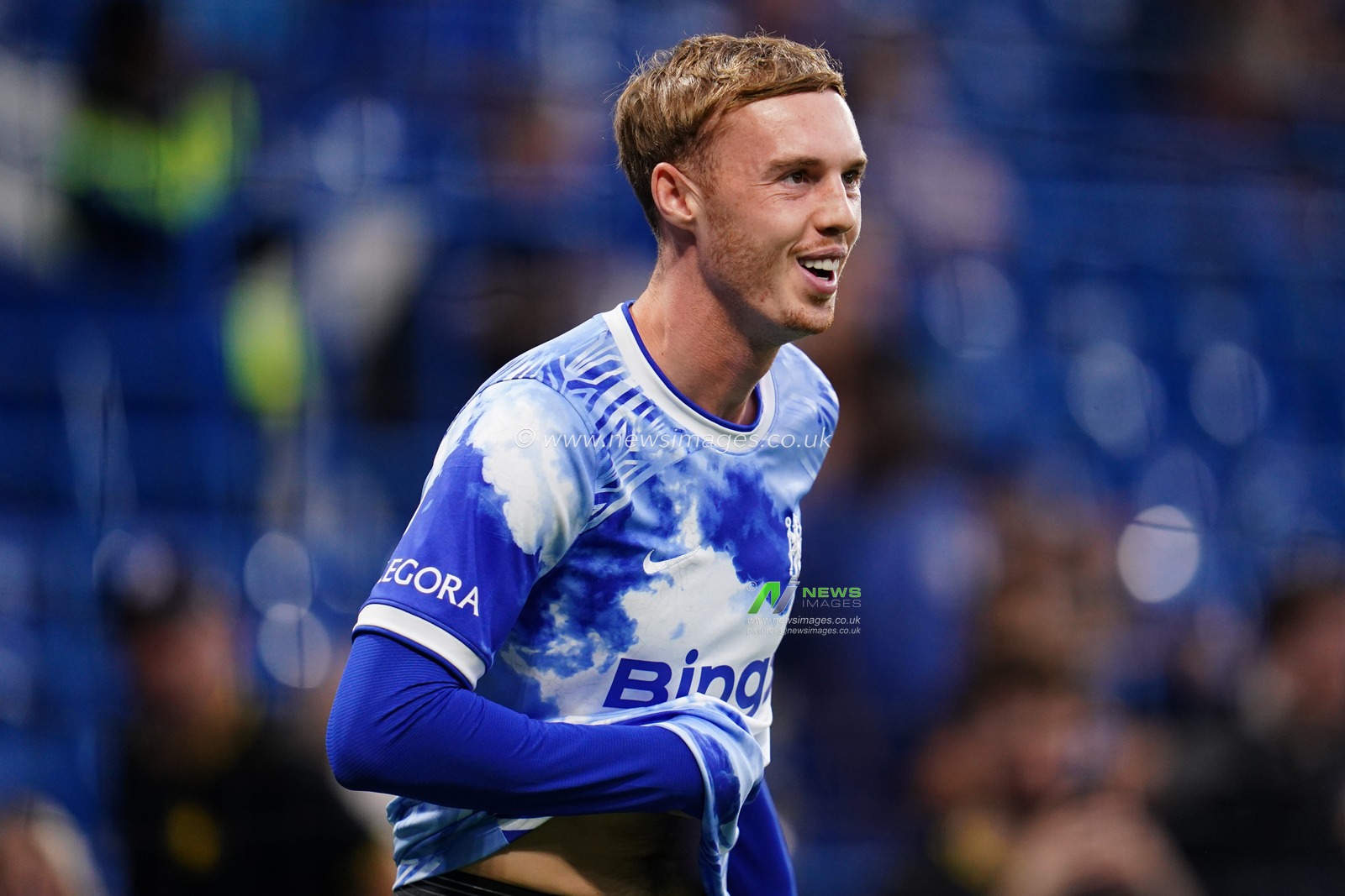 Cole Palmer of Chelsea warming up ahead of kick off during the Carabao Cup round 2 match Chelsea vs Luton Town at Stamford Bridge, London, United Kingdom on 27 August 2026

(Photo by Harvey Murphy/News Images)
