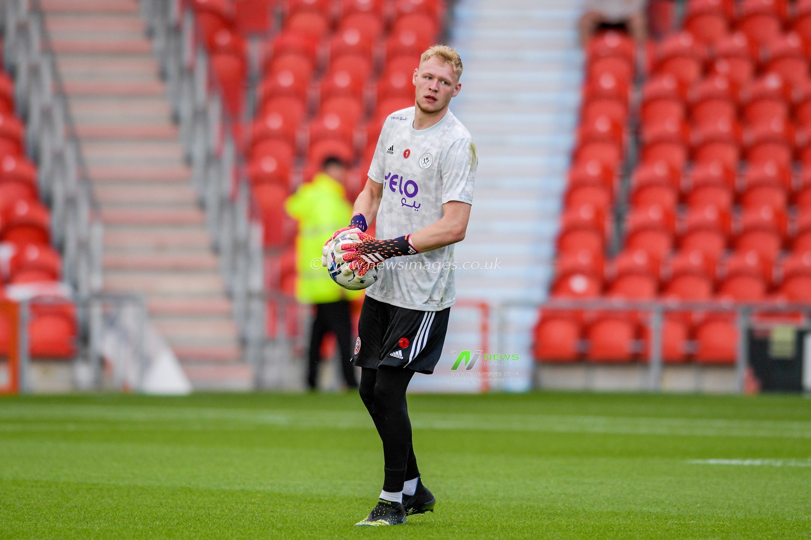 Aaron Ramsdale #1 of Sheffield United warming up before the game