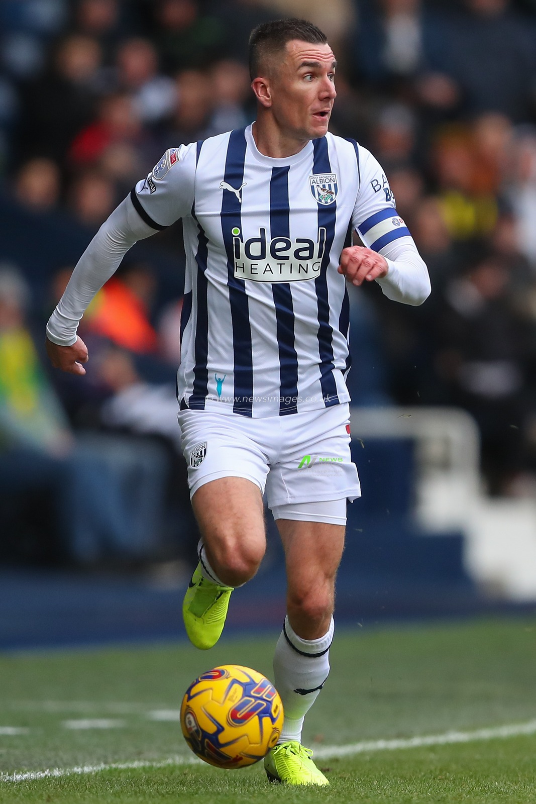 Jed Wallace #7 of West Bromwich Albion goes forward with the ball during the Sky Bet Championship match West Bromwich Albion vs Stoke City at The Hawthorns, West Bromwich, United Kingdom, 17th December 2023

(Photo by Gareth Evans/News Images)