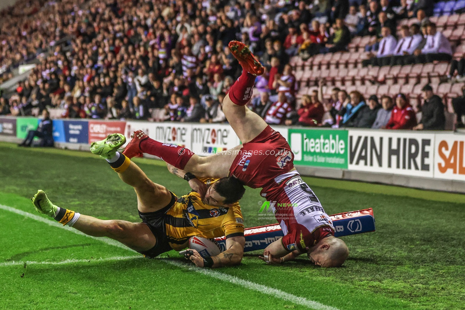 Liam Marshall of Wigan Warriors goes over for a try to make it 22-0 during the Betfred Super League Round 26 match Wigan Warriors vs Castleford Tigers at The Brick Community Stadium, Wigan, United Kingdom, 12th September 2025

(Photo by Alfie Cosgrove/News Images)