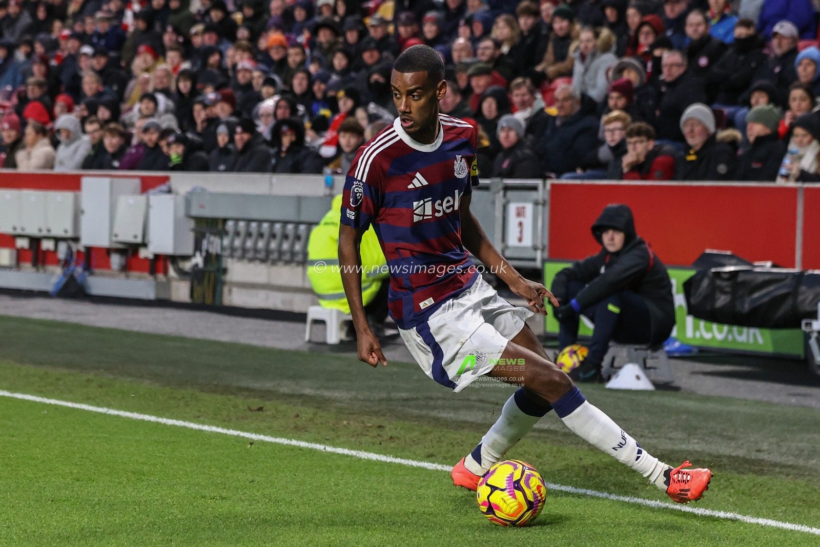 Alexander Isak of Newcastle United breaks with the ball during the Premier League match Brentford vs Newcastle United at The Gtech Community Stadium, London, United Kingdom, 7th December 2024

(Photo by Alfie Cosgrove/News Images)