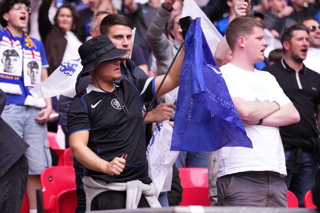 Chelsea fan try’s to fix flag ahead of kick off during the Emirates FA Cup Semi-Final match Chelsea vs Leeds United at Wembley Stadium, London, United Kingdom on 26 April 2026

(Photo by Harvey Murphy/News Images)