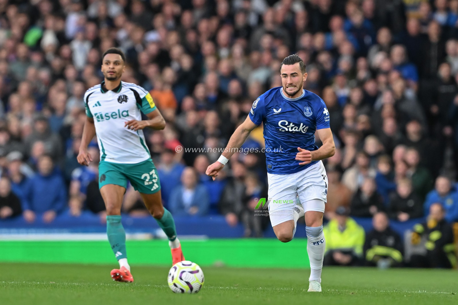 Jack Harrison of Everton chases down the ball during the Premier League match Everton vs Newcastle United at Goodison Park, Liverpool, United Kingdom, 5th October 2024

(Photo by Cody Froggatt/News Images)