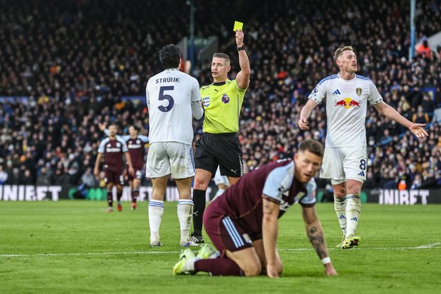 Referee Robert Jones gives a yellow card to Tyrone Mings of Aston Villa for a foul on John McGinn of Aston Villa during the Premier League match Leeds United vs Aston Villa at Elland Road, Leeds, United Kingdom, 23rd November 2025

(Photo by Alfie Cosgrove/News Images)

*** GER AUT SUI OUT ***