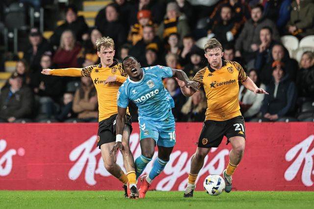 Ephron Mason-Clark of Coventry City is fouled by Toby Collyer of Hull City during the Sky Bet Championship match Hull City vs Coventry City at MKM Stadium, Hull, United Kingdom on 06 April 2026

(Photo by Mark Cosgrove/News Images)