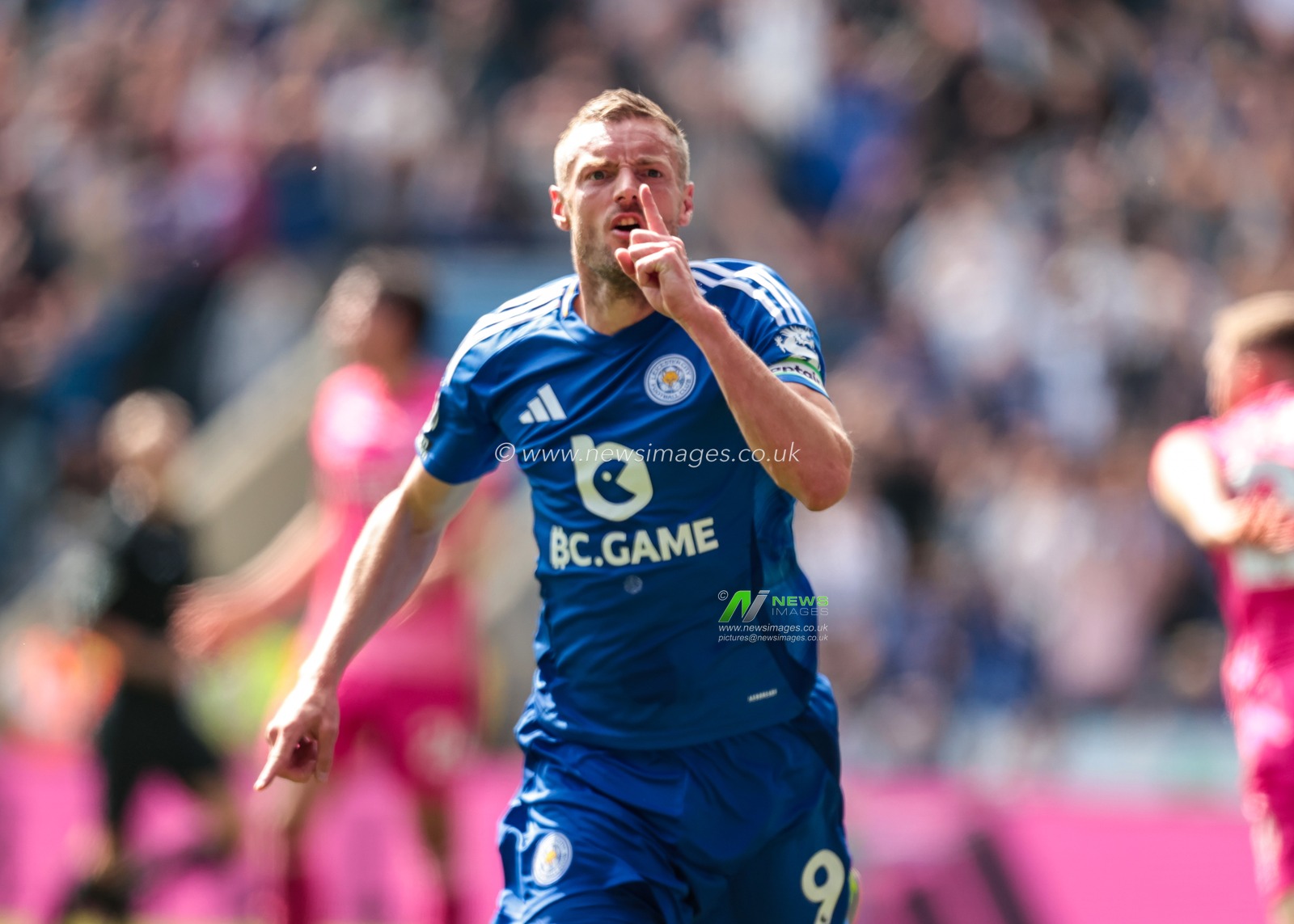 Jamie Vardy of Leicester City celebrates his goal to make it 1-0 during the Premier League match Leicester City vs Ipswich Town at King Power Stadium, Leicester, United Kingdom, 18th May 2025

(Photo by Richard Bierton/News Images)