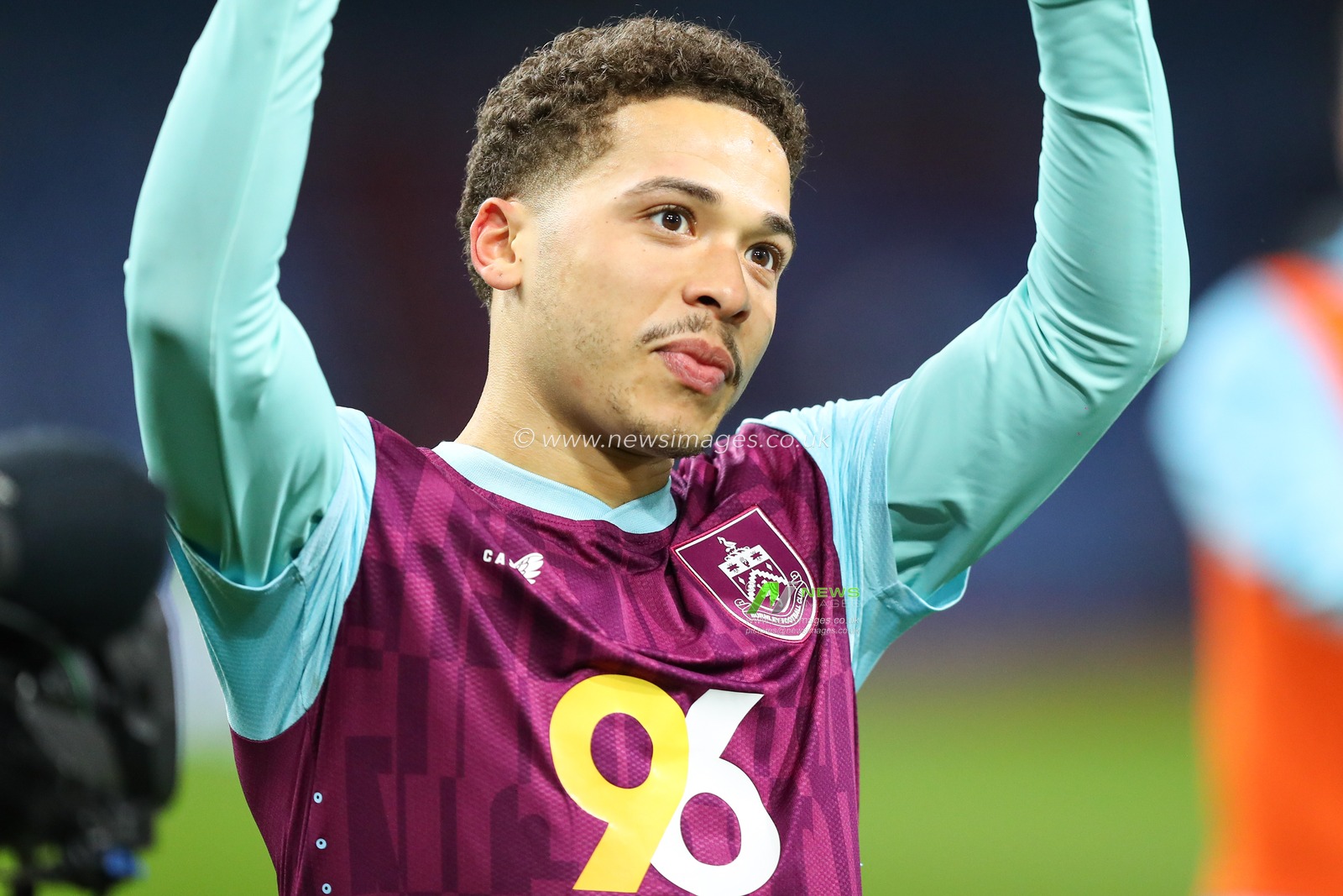 Manuel Benson of Burnley applauds the fans after the final whistle after the Sky Bet Championship match Burnley vs Sheffield Wednesday at Turf Moor, Burnley, United Kingdom, 21st February 2025

(Photo by Jorge Horsted/News Images)
