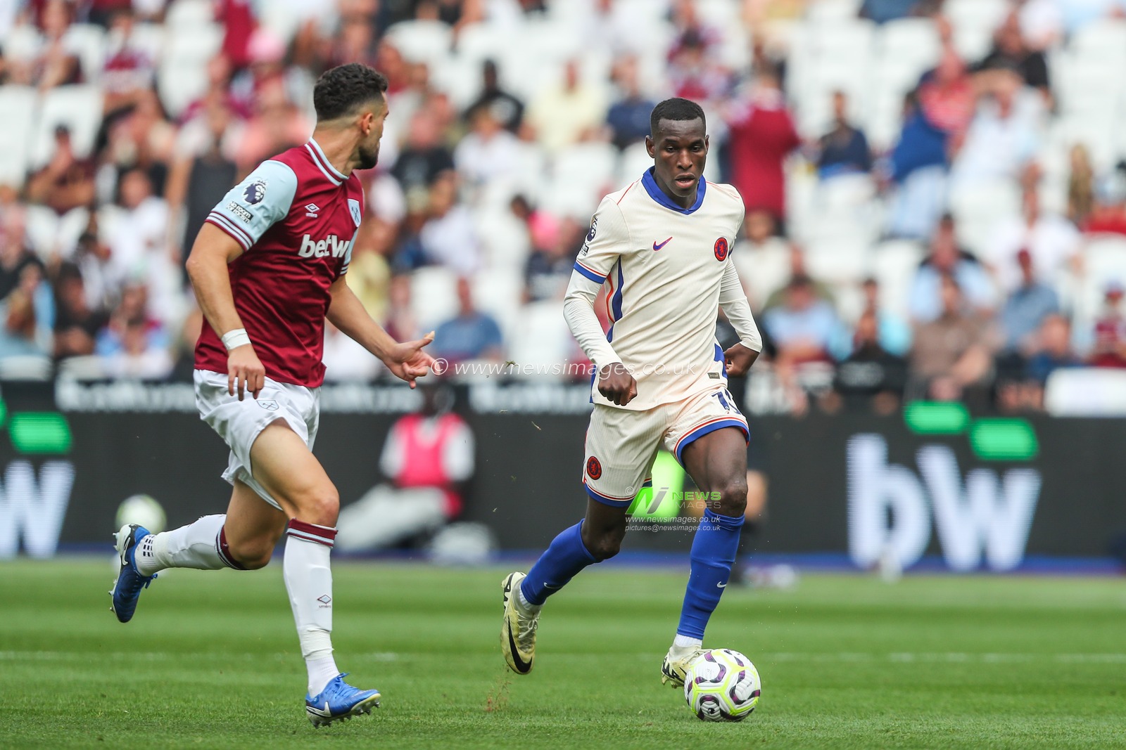 Nicolas Jackson of Chelsea breaks with the ball during the Premier League match West Ham United vs Chelsea at London Stadium, London, United Kingdom, 21st September 2024

(Photo by Gareth Evans/News Images)