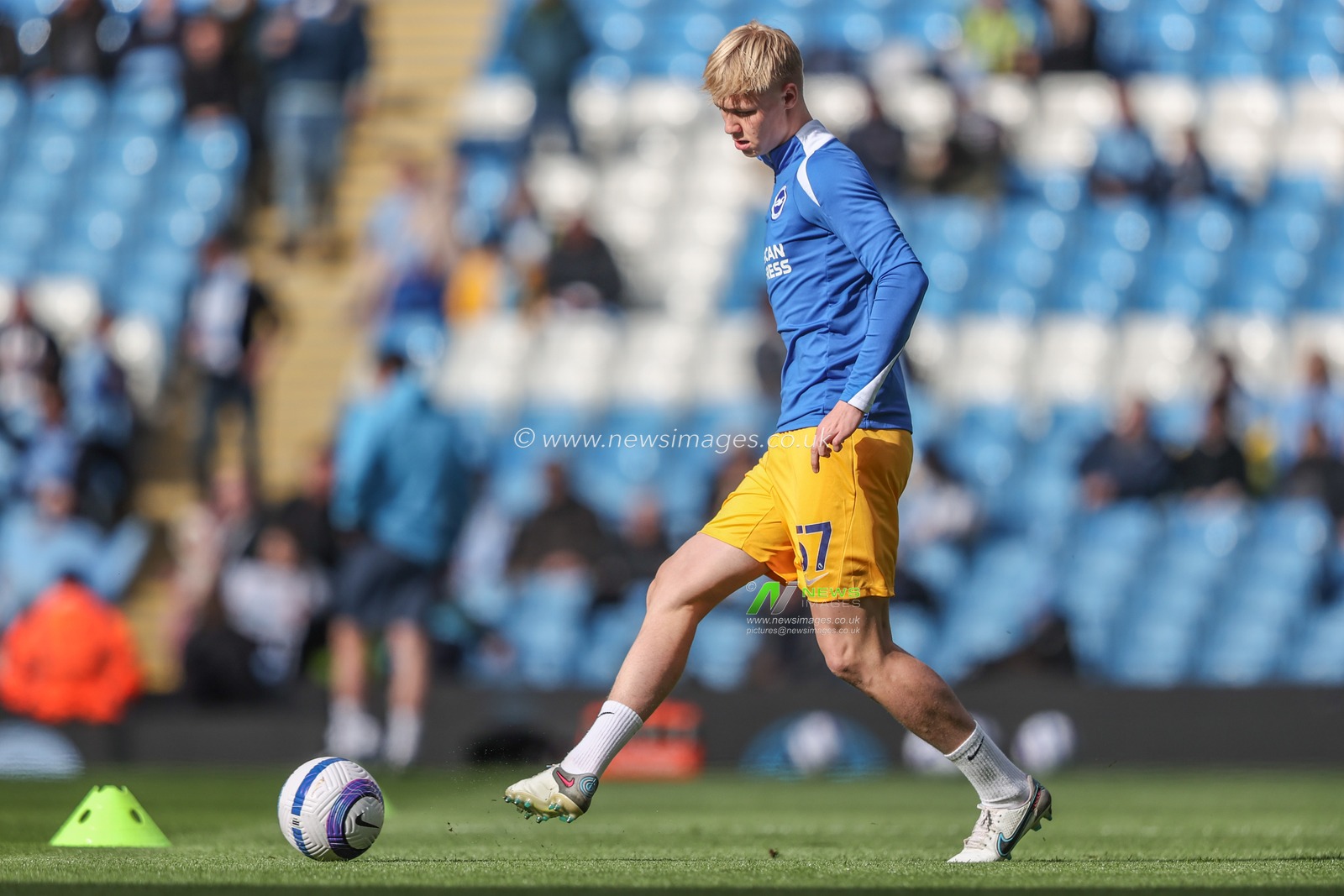 Joe Knight of Brighton & Hove Albion in the pregame warmup session during the Premier League match Manchester City vs Brighton and Hove Albion at Etihad Stadium, Manchester, United Kingdom, 15th March 2025

(Photo by Alfie Cosgrove/News Images)