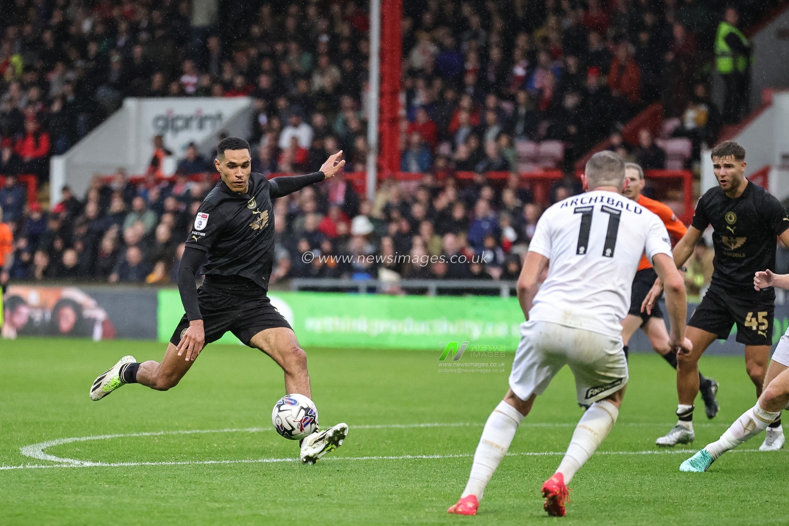 Jon Russell #3 of Barnsley in action during the Sky Bet League 1 match Leyton Orient vs Barnsley at Matchroom Stadium, London, United Kingdom, 21st October 2023

(Photo by Mark Cosgrove/News Images)