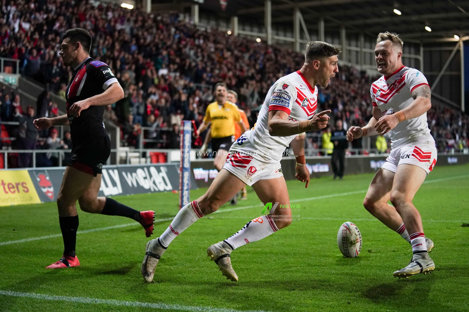St. Helens's Tom Makinson celebrates scoring a try

17th May 2019 , Totally Wicked Stadium, St Helens, England;  Betfred Super League, Round 15, St Helens vs Salford Red Devils ; 

Credit: Terry Donnelly/News Images