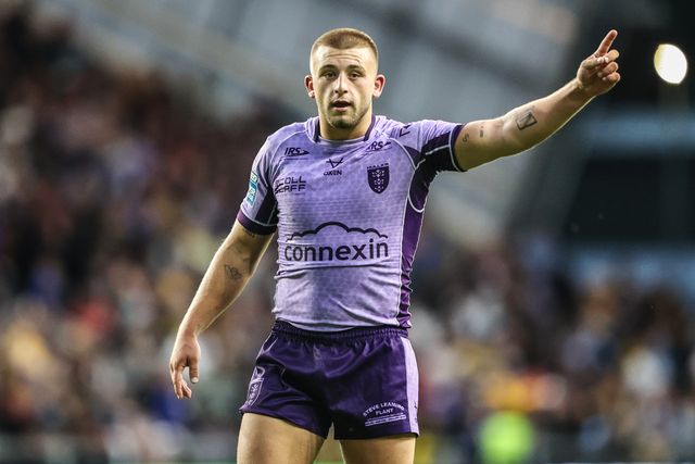 Mikey Lewis of Hull KR gives team mates instructions during the Betfred Super League round 23 match Leeds Rhinos vs Hull KR at Headingley Stadium, Leeds, United Kingdom, 21st August 2025

(Photo by Alfie Cosgrove/News Images)