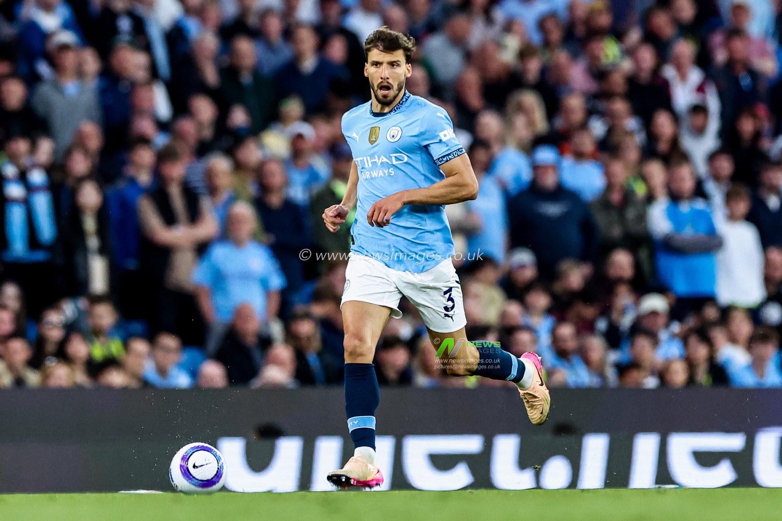 Ruben Dias of Manchester City runs with the ball during the Premier League match Manchester City vs Bournemouth at Etihad Stadium, Manchester, United Kingdom, 20th May 2025

(Photo by Mark Cosgrove/News Images)