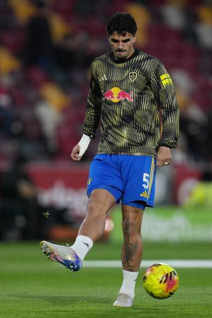Pascal Struijk of Leeds United warming up ahead of the Premier League match Brentford vs Leeds United at The Gtech Community Stadium, London, United Kingdom, 14th December 2025

(Photo by Harvey Murphy/News Images)

*** GER AUT SUI OUT ***