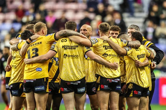 Castleford Tigers have a team huddle before the game during the Betfred Super League Round 26 match Wigan Warriors vs Castleford Tigers at The Brick Community Stadium, Wigan, United Kingdom, 12th September 2025

(Photo by Alfie Cosgrove/News Images)
