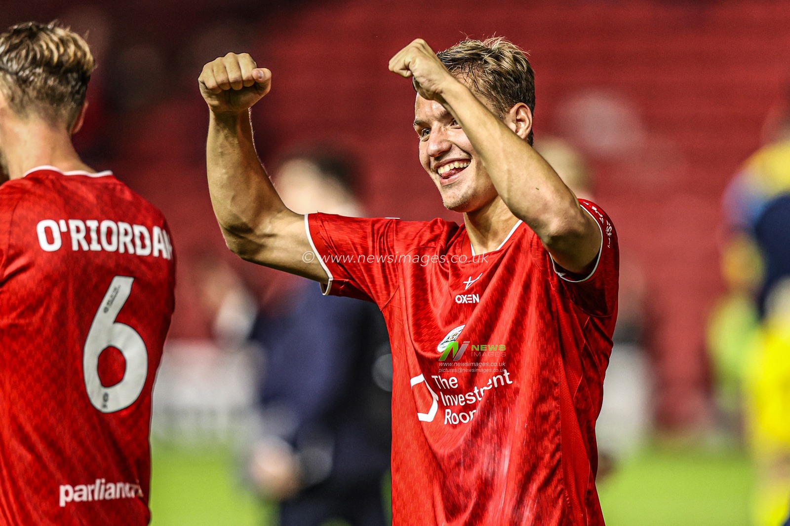 Sam Gale of Barnsley celebrates the win during the Sky Bet League One match Barnsley vs Blackpool at Oakwell, Barnsley, United Kingdom on 02 September 2026

(Photo by Alfie Cosgrove/News Images)