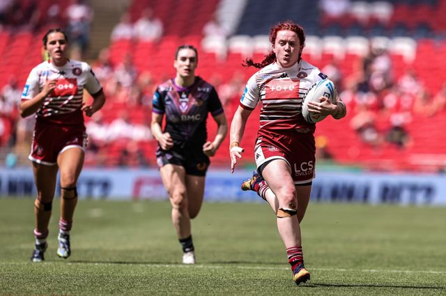 Eva Hunter breaks with the ball during the Betfred Women's Challenge Cup Final Wigan Warriors vs St Helens at Wembley Stadium, London, United Kingdom on 30 May 2026

(Photo by Alfie Cosgrove/News Images)
