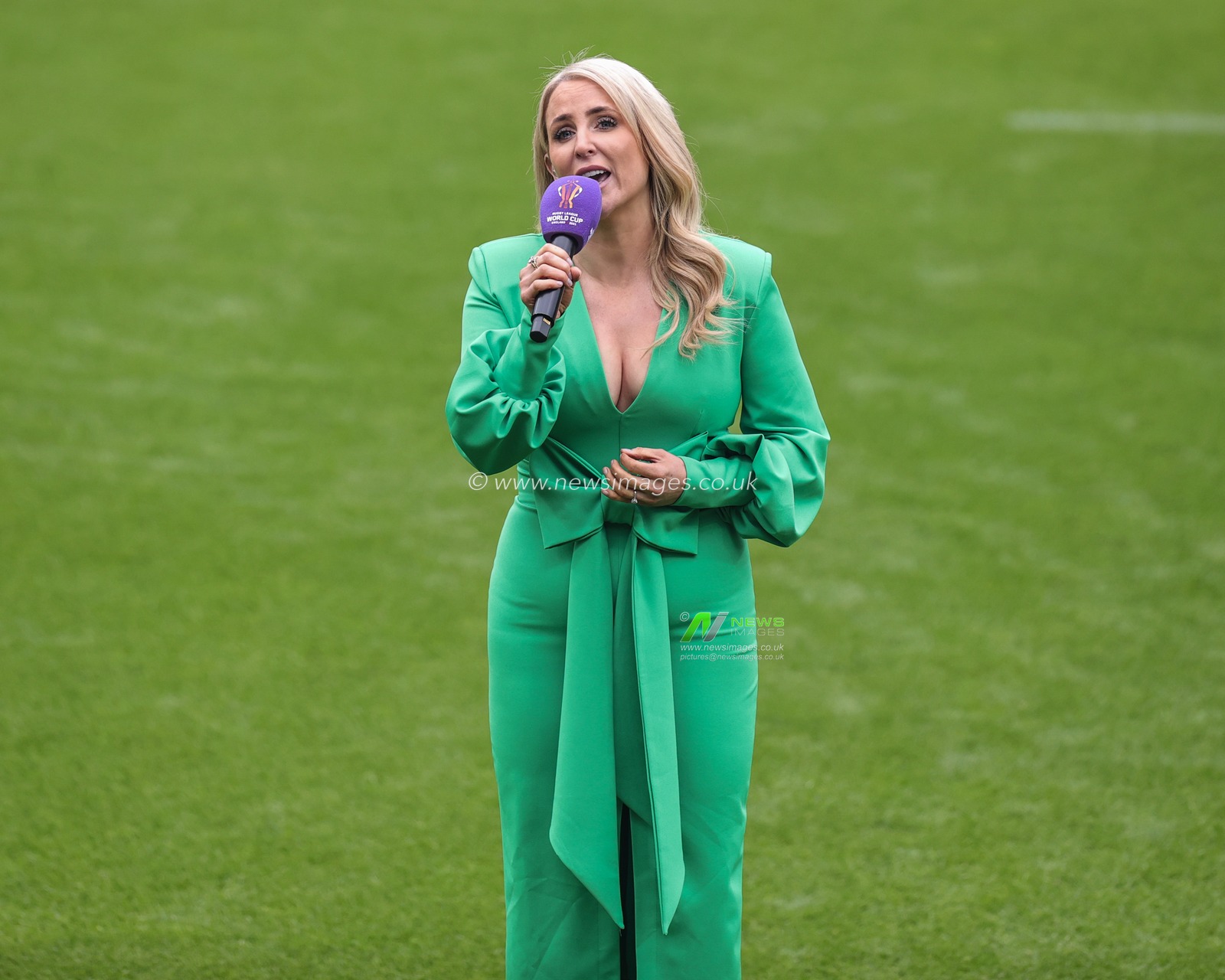 Lizzie Jones MBE sings the English National anthem â€œ God save the Kingâ€ during the Rugby League World Cup 2021 match England vs Samoa at St. James's Park, Newcastle, United Kingdom, 15th October 2022

(Photo by Mark Cosgrove/News Images)