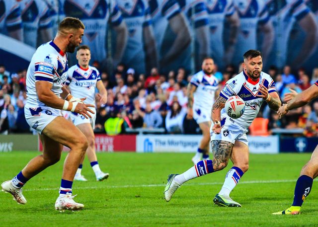 Liam Hood of Wakefield Trinity passes the ball during the Betfred Super League round 21 match Wakefield Trinity vs St Helens at DIY Kitchens Stadium, Wakefield, United Kingdom, 8th August 2025

(Photo by Richard Bierton/News Images)