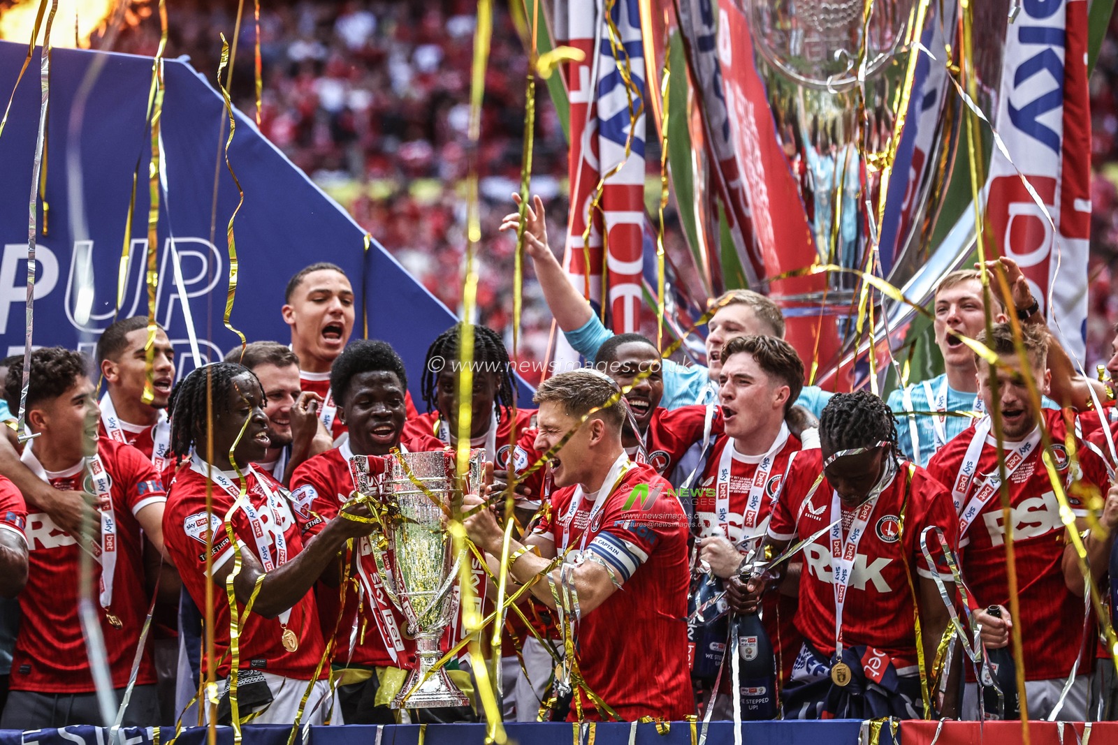 Charlton Athletic lift the League One Playoff Final Trophy during the Sky Bet League 1 Playoff Final match Charlton Athletic vs Leyton Orient at Wembley Stadium, London, United Kingdom, 25th May 2025

(Photo by Alfie Cosgrove/News Images)