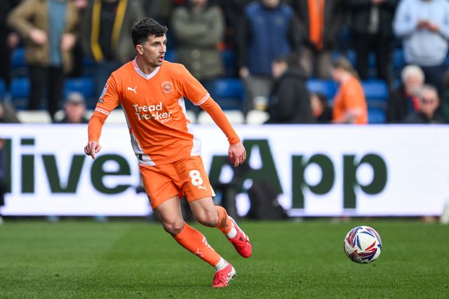 Albie Morgan of Blackpool makes a break with the ball during the Sky Bet League 1 match Stockport County vs Blackpool at Edgeley Park Stadium, Stockport, United Kingdom, 1st March 2025

(Photo by Craig Thomas/News Images)