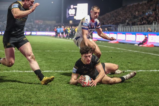 Lewis Martin of Hull FC goes over for a try during the Betfred Super League Round 5 match Wakefield Trinity vs Hull FC at DIY Kitchens Stadium, Wakefield, United Kingdom, 21st March 2025

(Photo by Alfie Cosgrove/News Images)