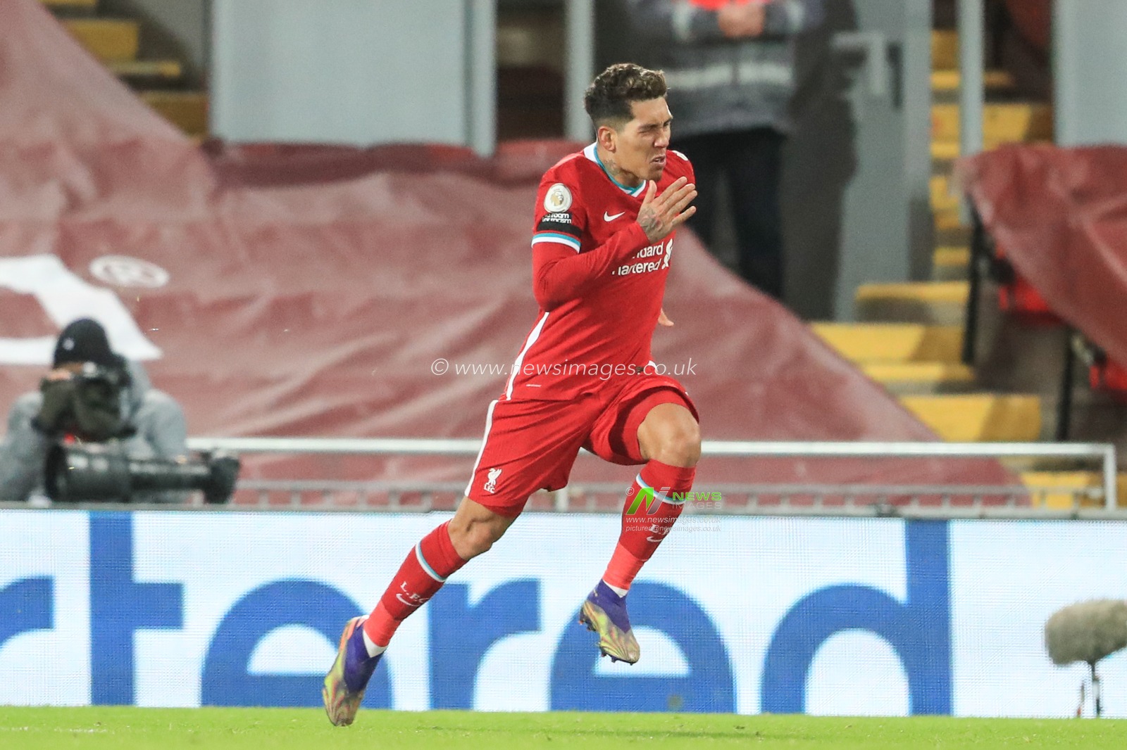 Roberto Firmino #9 of Liverpool celebrates his goal to make it 2-1