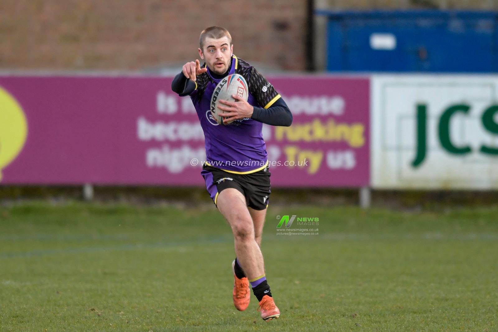 Lewis Young (1) of Newcastle Thunder runs with the ball