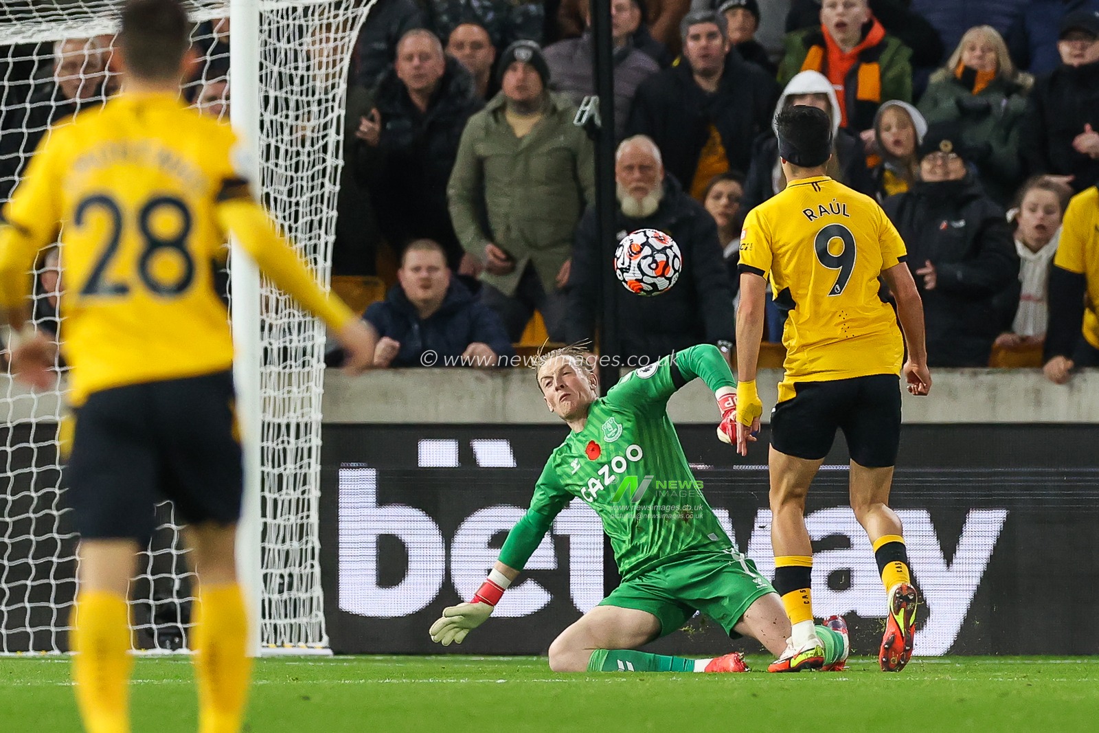 Raul Jimenez #9 of Wolverhampton Wanderers chips , Jordan Pickford to scores to make it 2-0