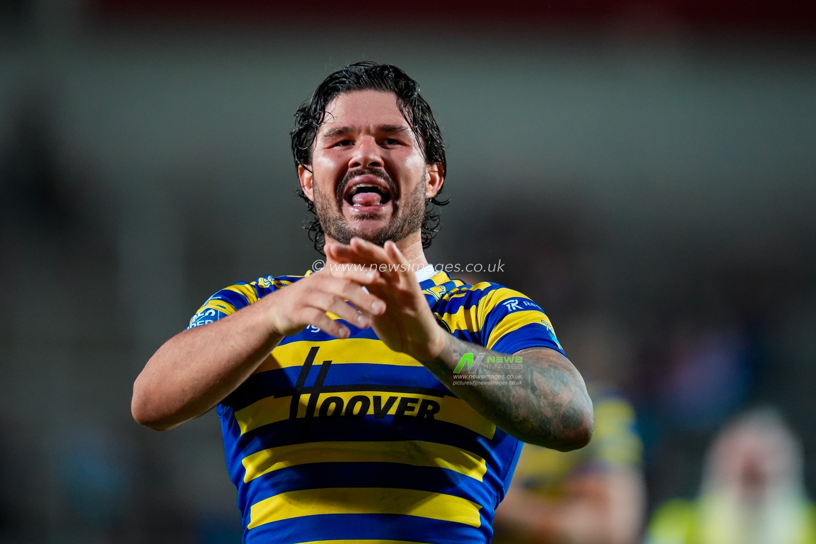 Warrington Wolves players applaud the fans at full time during the Betfred Super League round 14 match St Helens vs Warrington Wolves at The BrewDog Stadium, St Helens, United Kingdom on 11 June 2026

(Photo by Maynard Manyowa/News Images)