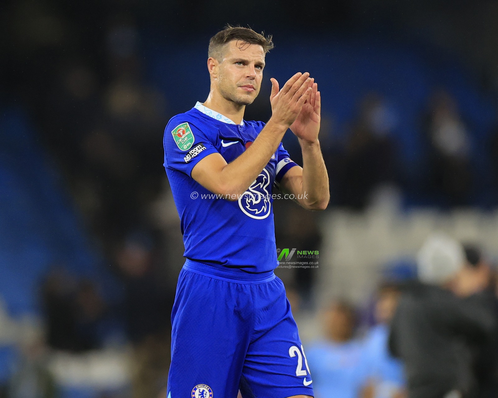Cesar Azpilicueta #28 of Chelsea applauds the fans at the end of the Carabao Cup Third Round match Manchester City vs Chelsea at Etihad Stadium, Manchester, United Kingdom, 9th November 2022

(Photo by Conor Molloy/News Images)
