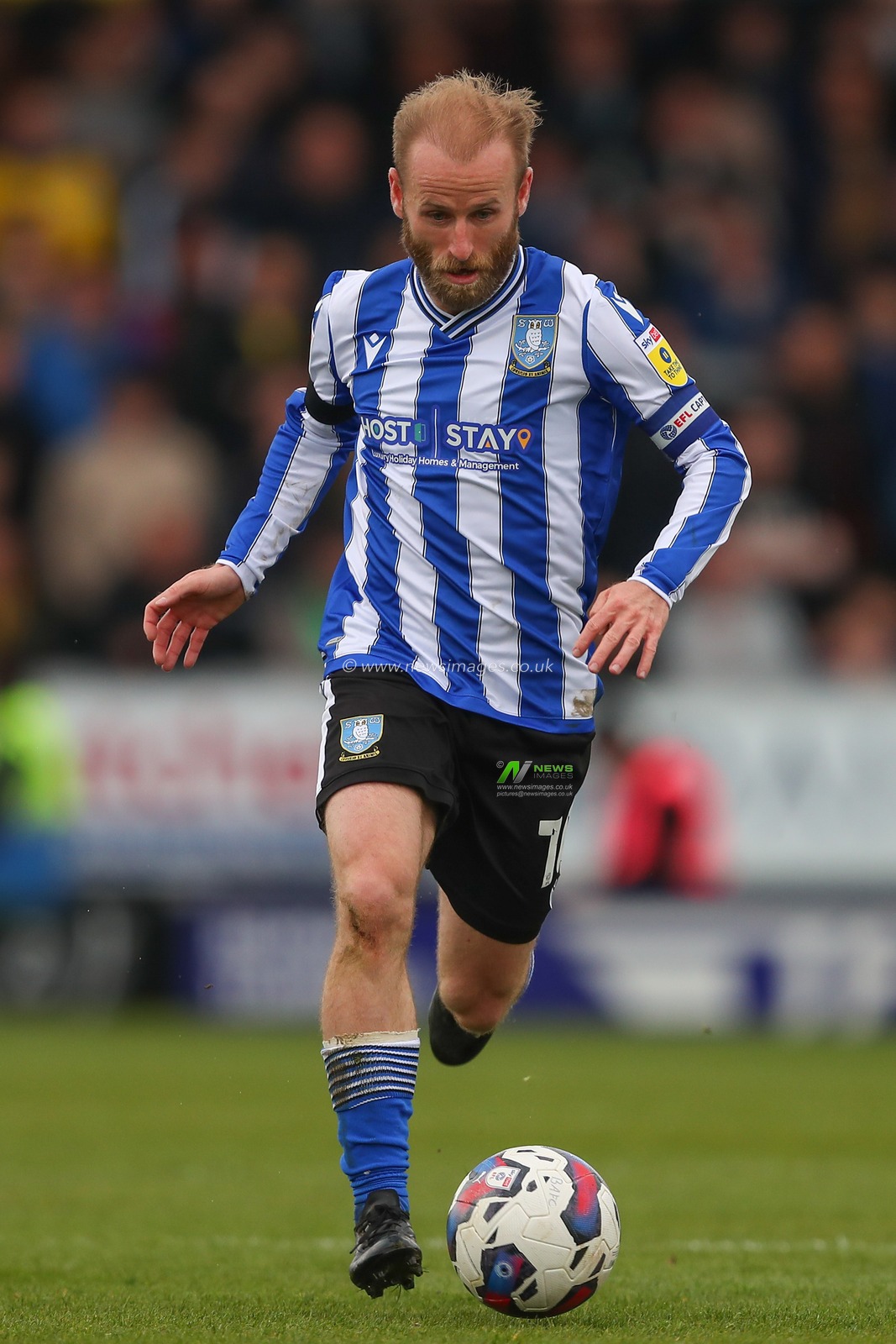 Barry Bannan #10 of Sheffield Wednesday runs with the ball during the Sky Bet League 1 match Burton Albion vs Sheffield Wednesday at Pirelli Stadium, Burton upon Trent, United Kingdom, 15th April 2023

(Photo by Gareth Evans/News Images)