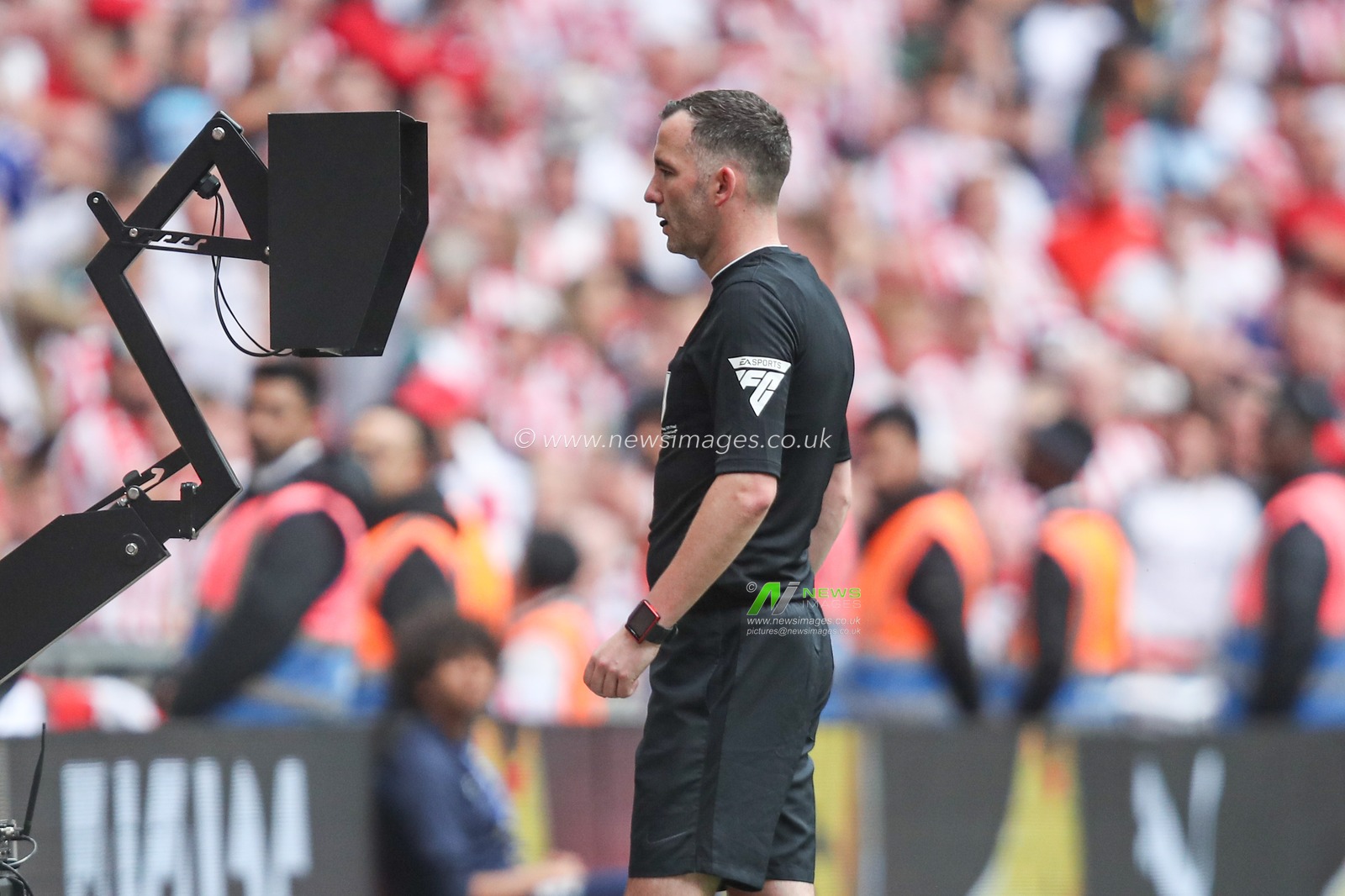 Chris Kavanagh match referee goes to monitor during the Sky Bet Championship Playoff Final match Sheffield United vs Sunderland at Wembley Stadium, London, United Kingdom, 24th May 2025

(Photo by Izzy Poles/News Images)