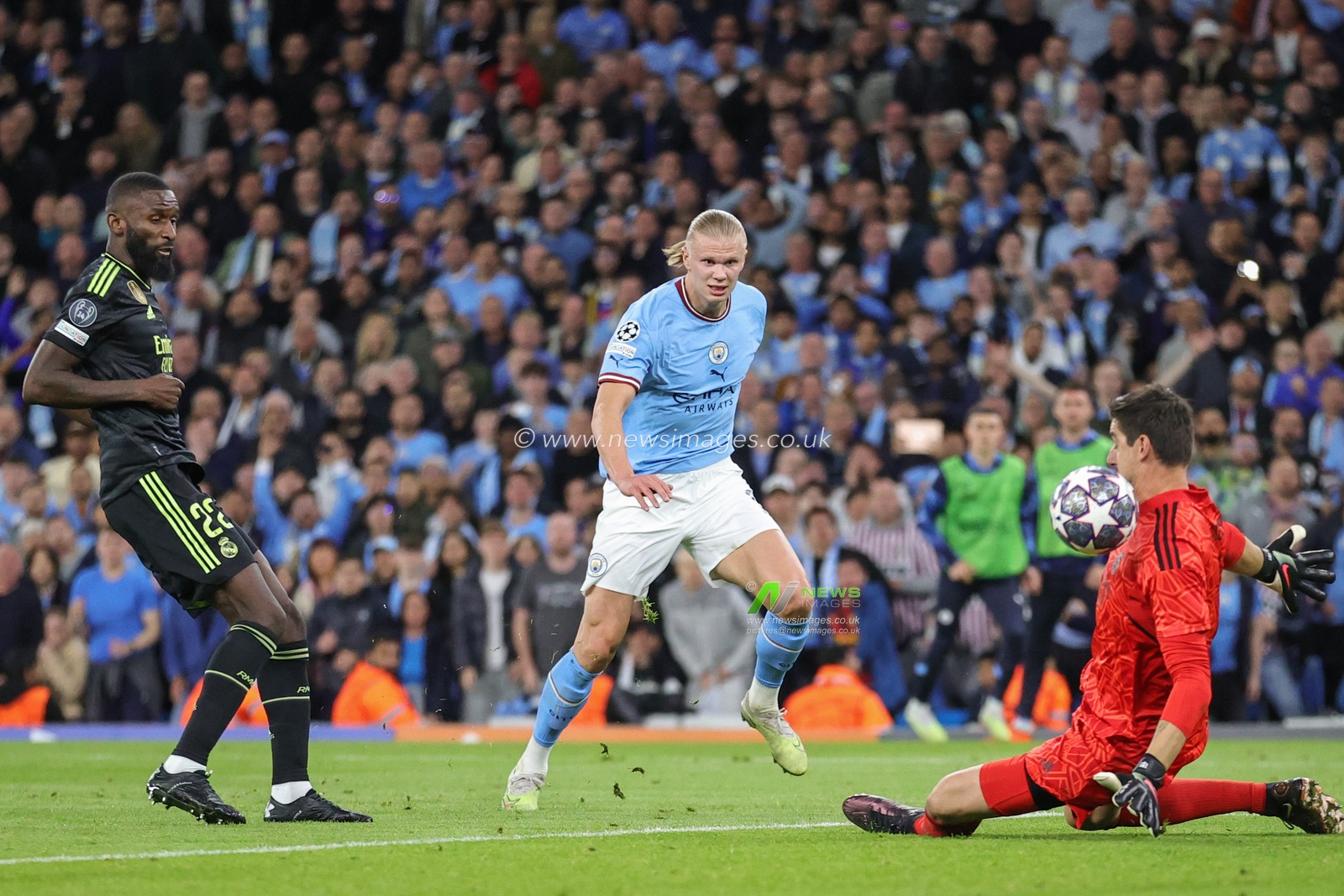 Erling Haaland #9 of Manchester City has a shot at goal which is saved by Thibaut Courtois #1 of Real Madrid during the UEFA Champions League Semi-Final Second Leg Manchester City vs Real Madrid at Etihad Stadium, Manchester, United Kingdom, 17th May 2023

(Photo by Mark Cosgrove/News Images)