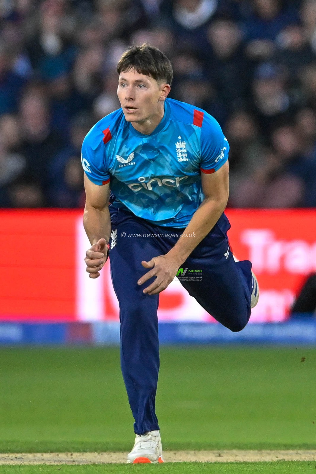 Matthew POTTS of England bowling during the Third Metro Bank One Day International England v Australia at Lords, London, United Kingdom, 27th September 2024

(Photo by Mark Dunn/News Images)