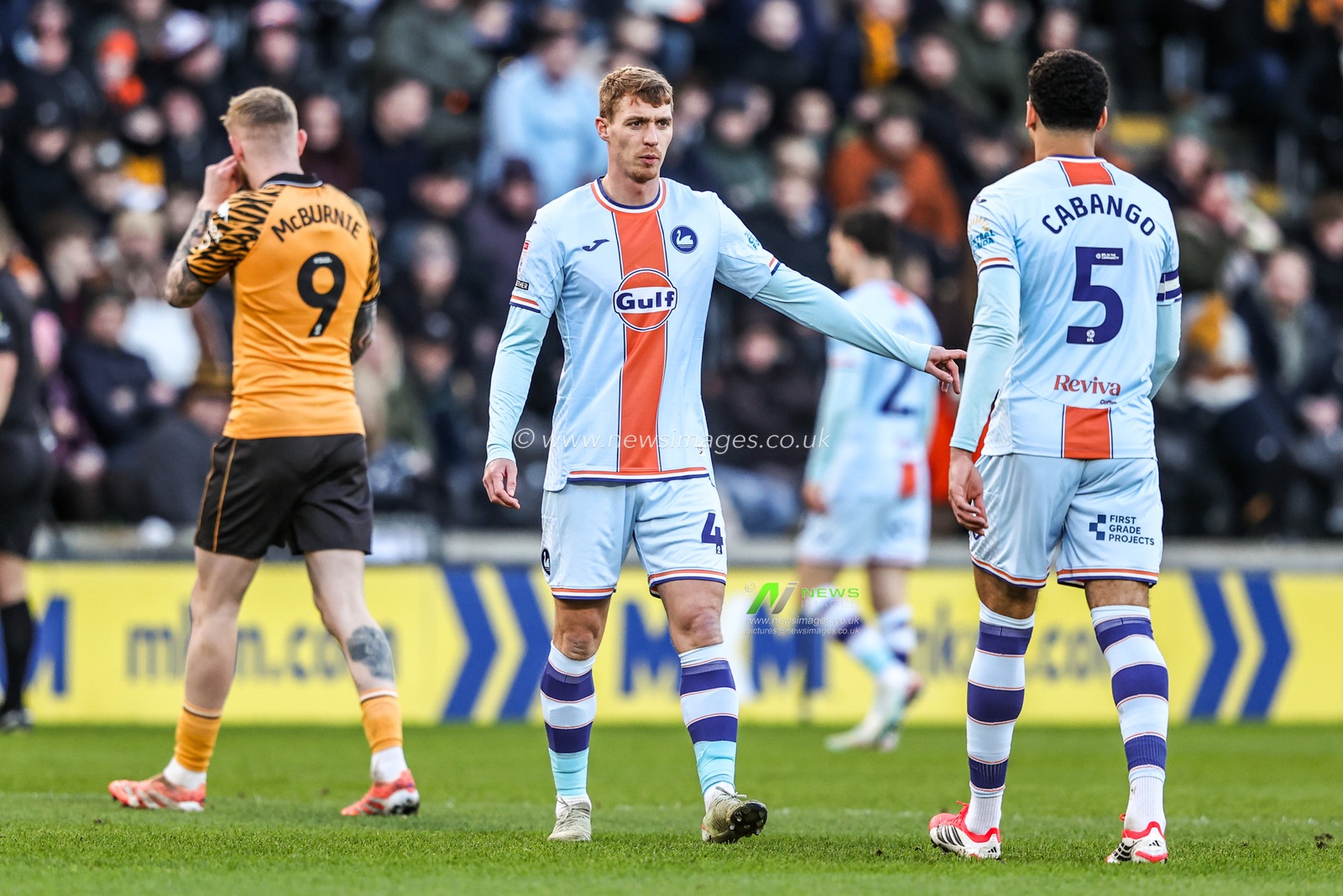 Jay Fulton of Swansea City gives his team instructions during the Sky Bet Championship match Hull City vs Swansea City at MKM Stadium, Hull, United Kingdom on 24 January 2026

(Photo by Alfie Cosgrove/News Images)