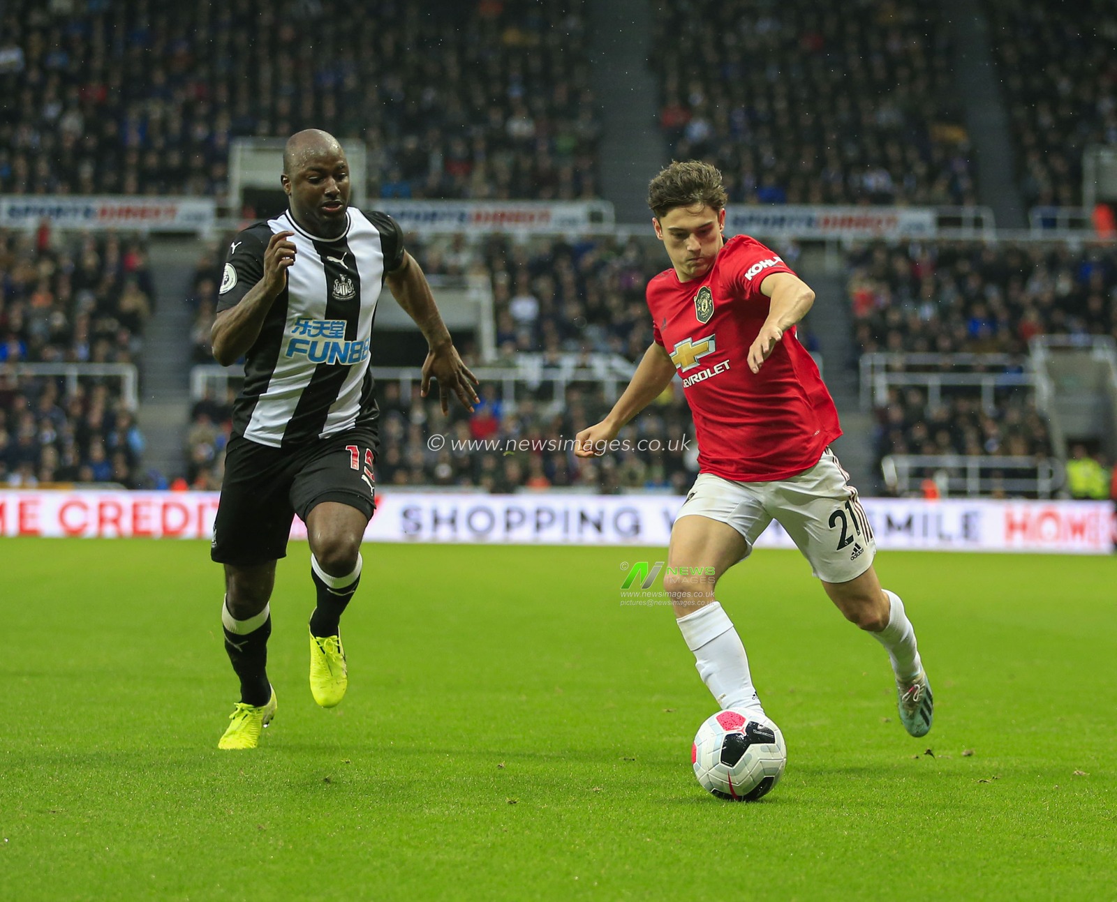 6th October 2019, St. James's Park, Newcastle, England; Premier League, Newcastle United v Manchester United : Daniel James (21) of Manchester United looks to get a cross in with Jetro Willems (15) of Newcastle United close by

Credit: Conor Molloy/News Images