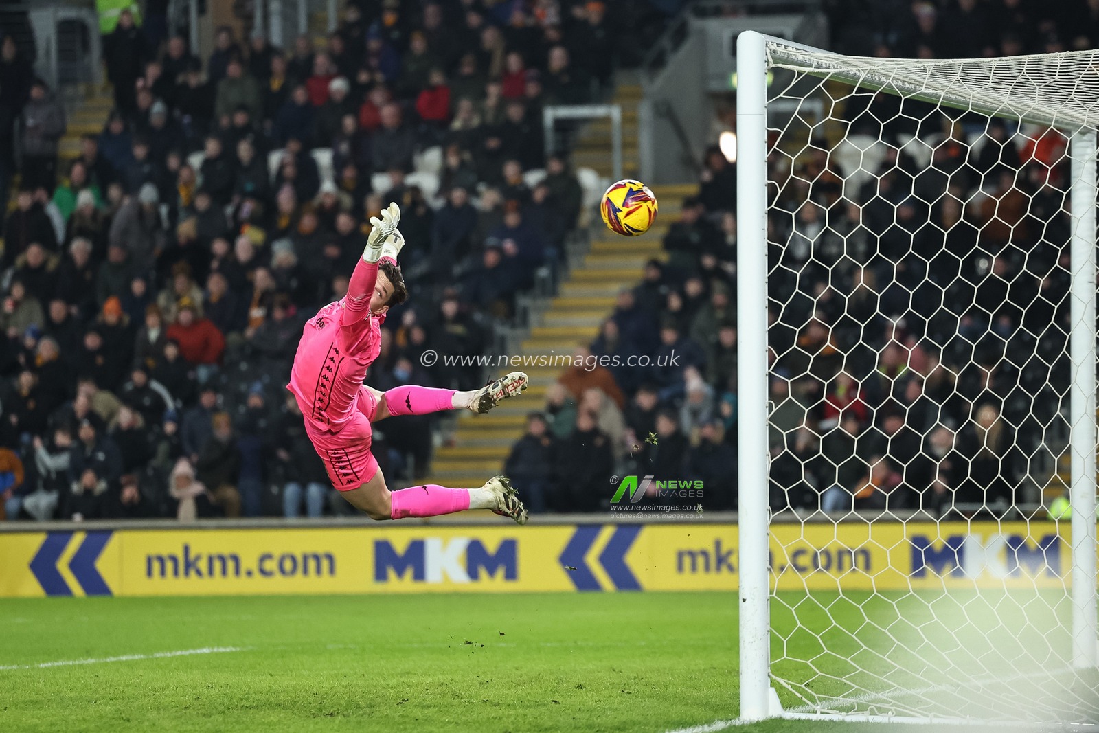 Ao Tanaka of Leeds United scores past Ivor Pandur of Hull City  to make it 1-1 during the Sky Bet Championship match Hull City vs Leeds United at MKM Stadium, Hull, United Kingdom, 4th January 2025

(Photo by Mark Cosgrove/News Images)