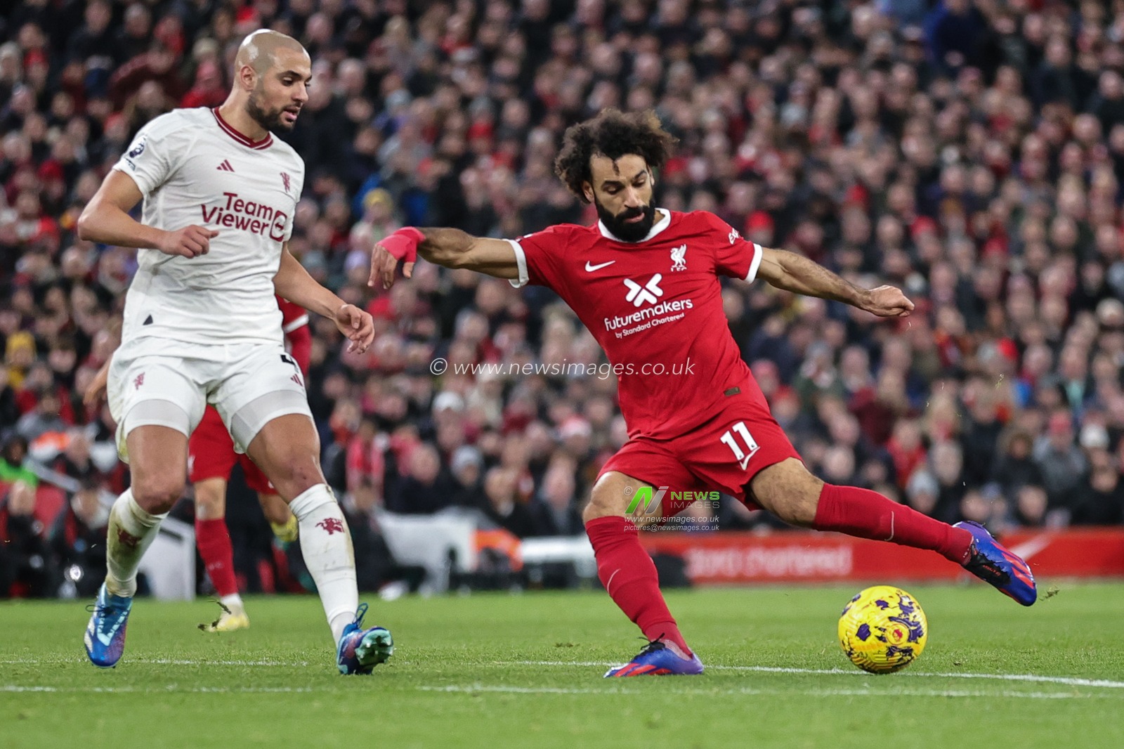 Mohamed Salah of Liverpool shoots on goal saved by keeper during the Premier League match Liverpool vs Manchester United at Anfield, Liverpool, United Kingdom, 17th December 2023

(Photo by Mark Cosgrove/News Images)