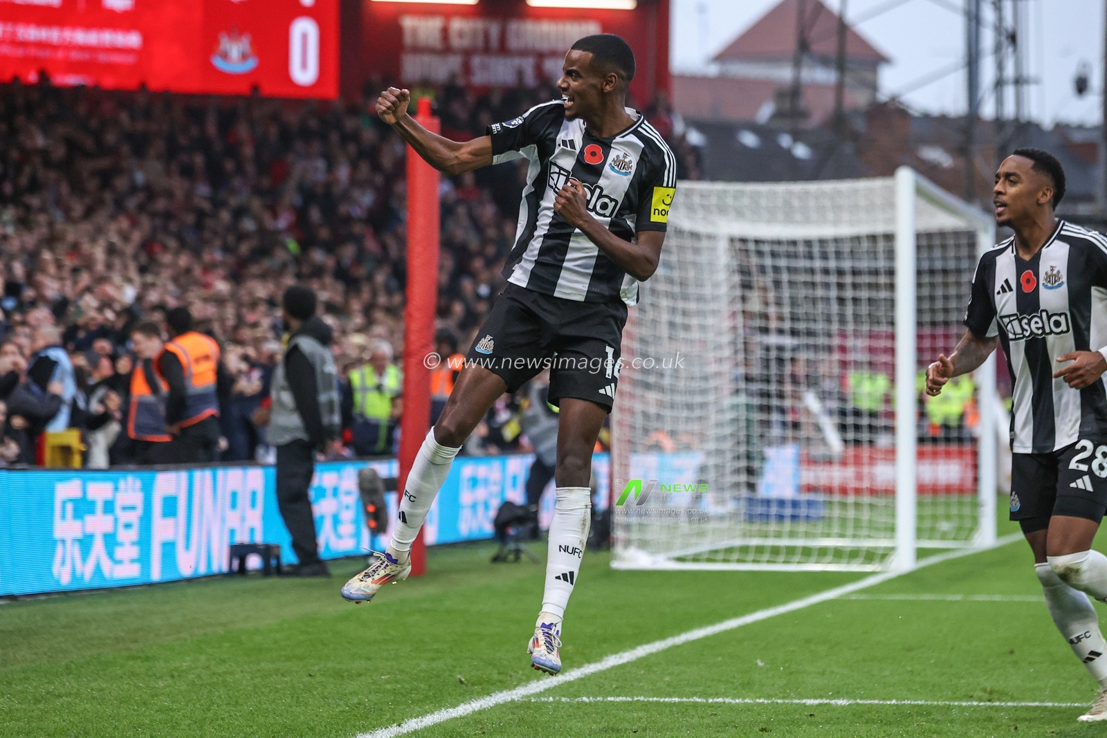 Alexander Isak of Newcastle celebrates his goal to make it 1-1 during the Premier League match Nottingham Forest vs Newcastle United at City Ground, Nottingham, United Kingdom, 10th November 2024

(Photo by Alfie Cosgrove/News Images)
