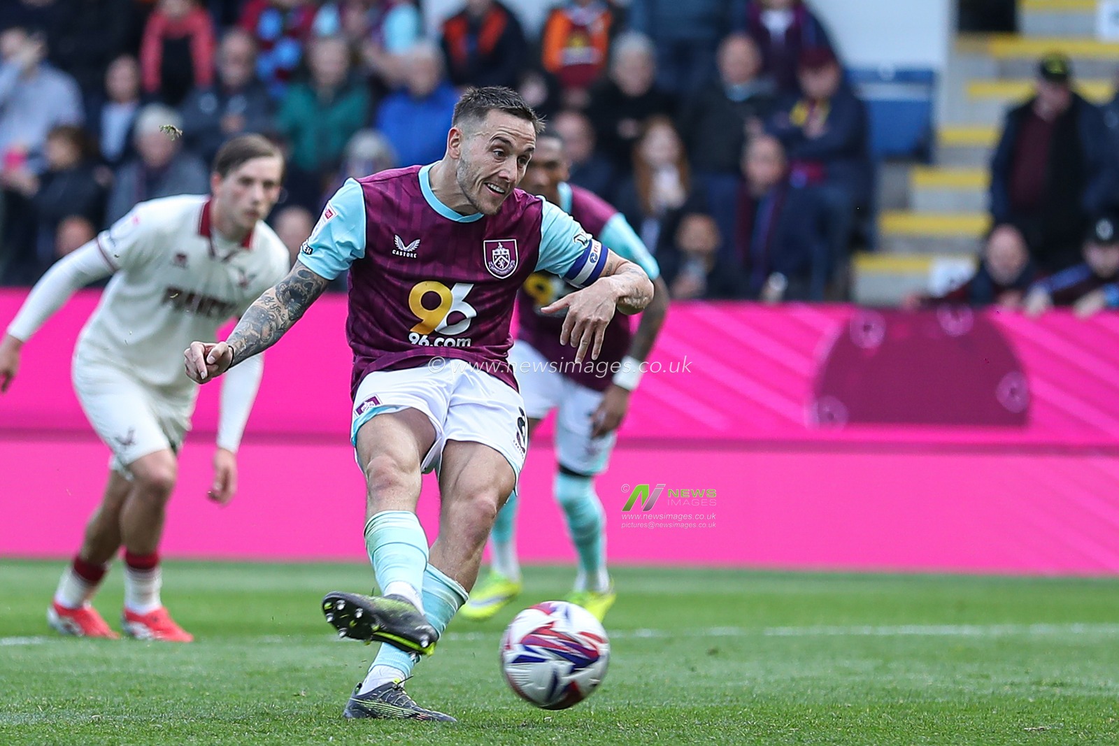 Josh Brownhill of Burnley scores to make it 2-1 during the Sky Bet Championship match Burnley vs Sheffield United at Turf Moor, Burnley, United Kingdom, 21st April 2025

(Photo by Jorge Horsted/News Images)