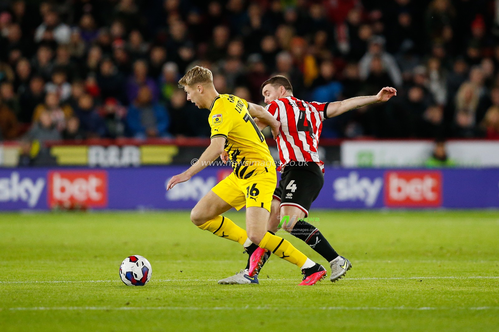 John Fleck #4 of Sheffield United and Jamie Lindsay #16 of Rotherham United during the Sky Bet Championship match Sheffield United vs Rotherham United at Bramall Lane, Sheffield, United Kingdom, 8th November 2022

(Photo by Ben Early/News Images)