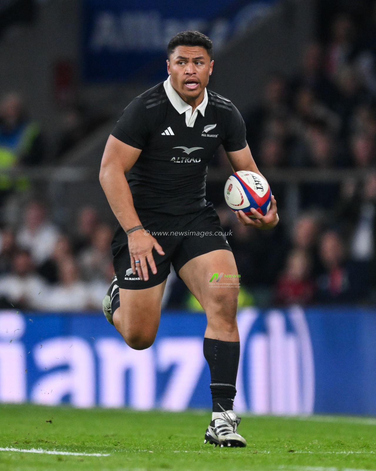 Caleb Clarke of New Zealand makes a break during the Autumn Nations Series match England vs New Zealand at Allianz Stadium,, Twickenham, United Kingdom, 2nd November 2024

(Photo by Craig Thomas/News Images)