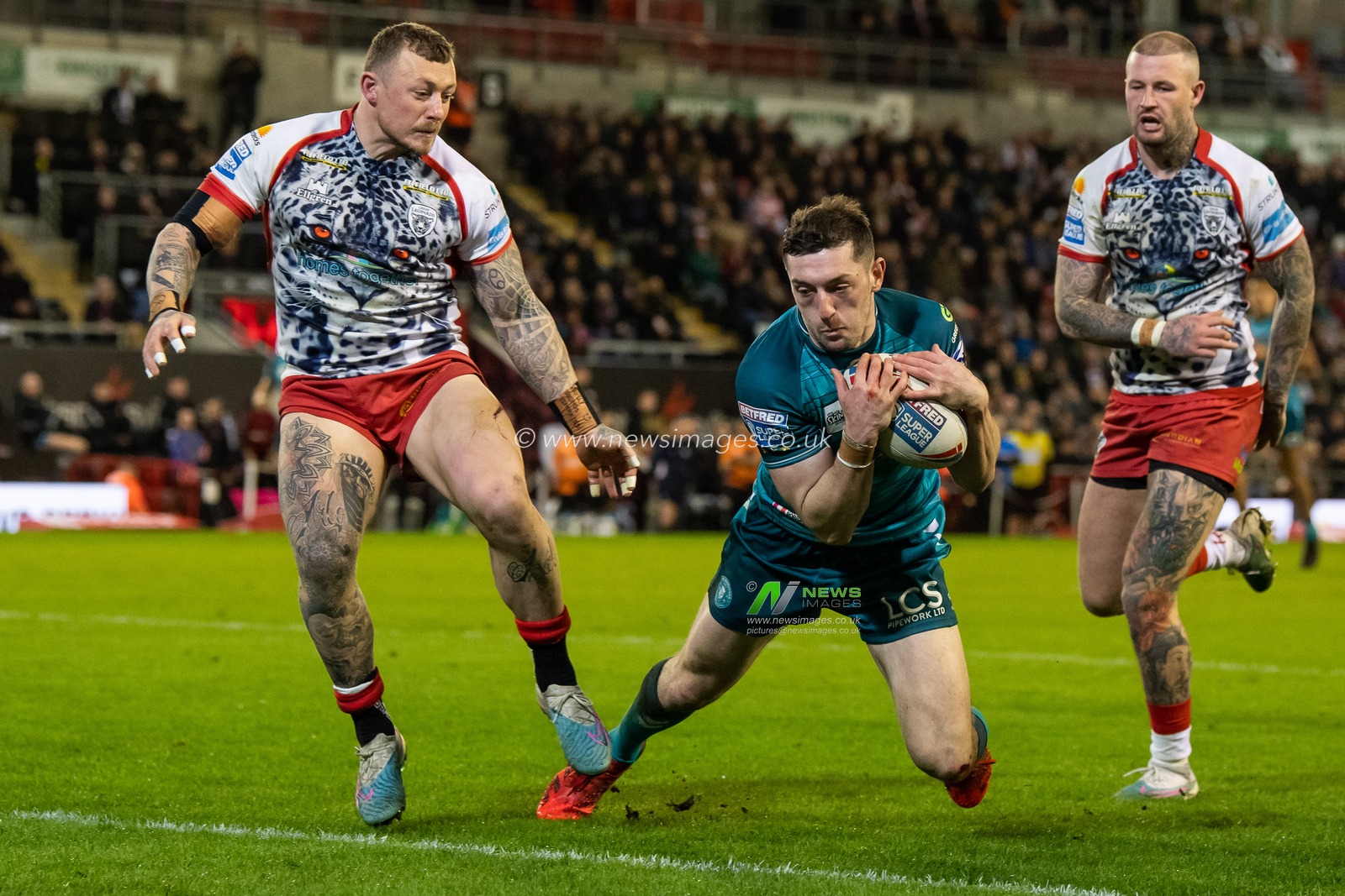 Jake Wardle #4 of Wigan Warriors goes over for a try during the Betfred Super League Round 7 match Leigh Leopards vs Wigan Warriors at Leigh Sports Village, Leigh, United Kingdom, 30th March 2023

(Photo by Craig Thomas/News Images)