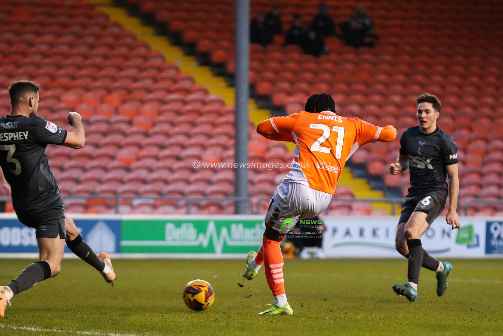Niall Ennis of Blackpool scores a goal to make it 2-2 during the Sky Bet League 1 match Blackpool vs Charlton Athletic at Bloomfield Road, Blackpool, United Kingdom, 1st February 2025

(Photo by Gareth Evans/News Images)