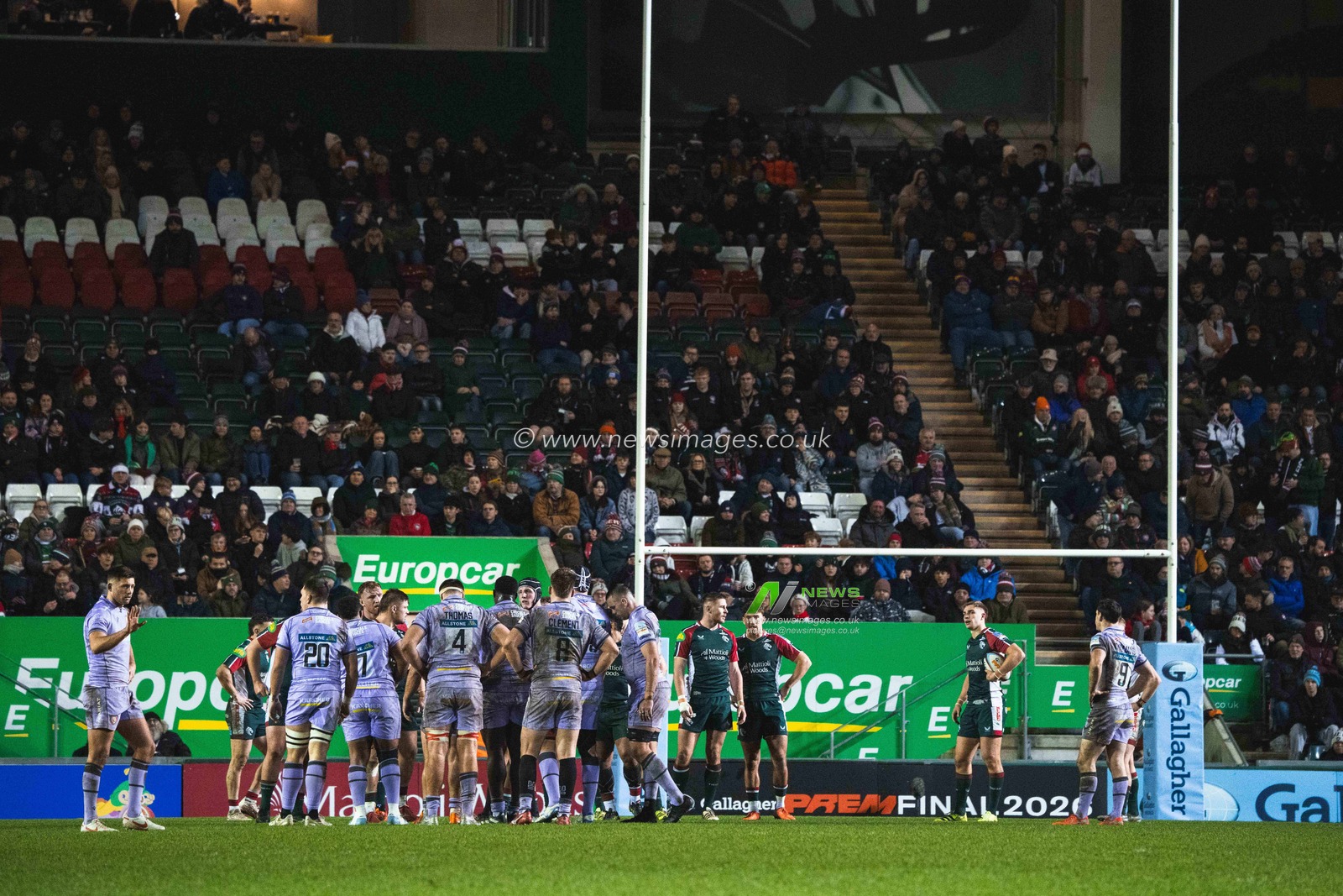 Both teams scrum meters away from the Leicester Line during the Gallagher Premiership match Leicester Tigers vs Gloucester Rugby at Mattioli Woods Welford Road Stadium, Leicester, United Kingdom, 19th December 2025

(Photo by Craig Evans/News Images)

*** GER AUT SUI OUT ***