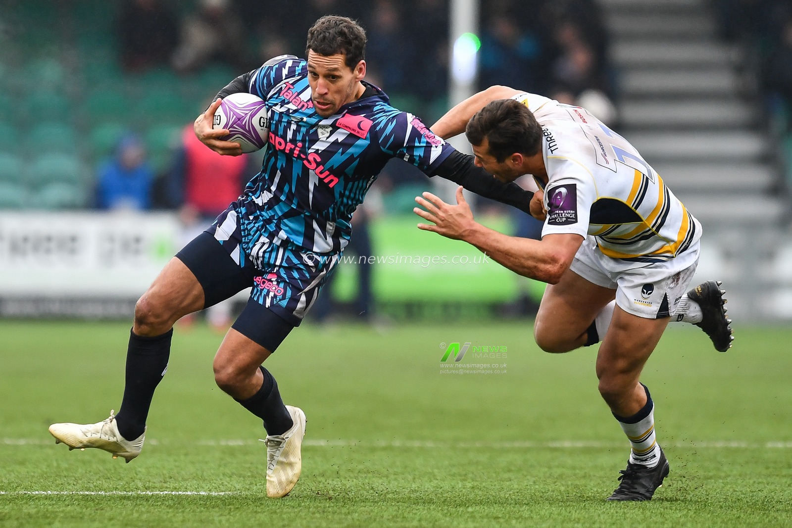 19th January 2019, Sixways Stadium, Worcester, England; European Challenge Cup, Worcester vs Stade Francais ; Julien Arias of Stade Francais Paris fends off Dean Hammond of Worcester Warriors


Credit: Craig Thomas/news Images