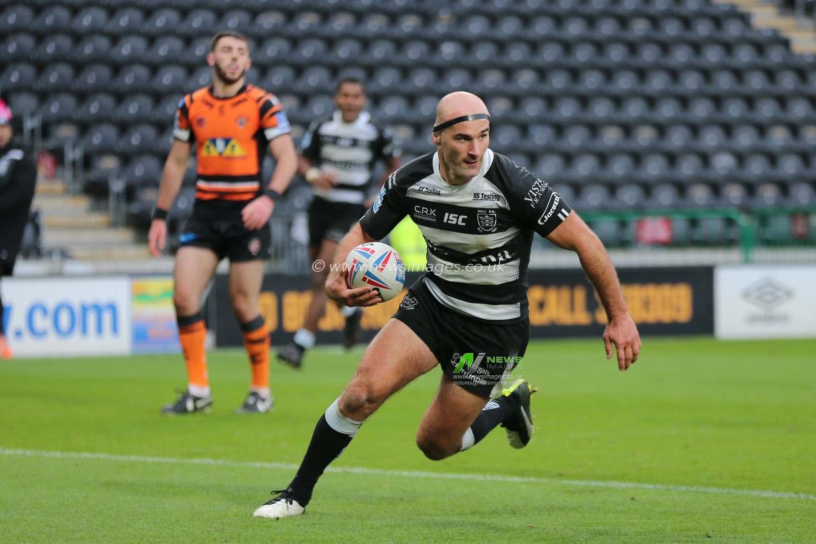 Danny Houghton (9) of Hull FC races over to score the try against Castleford Tigers.