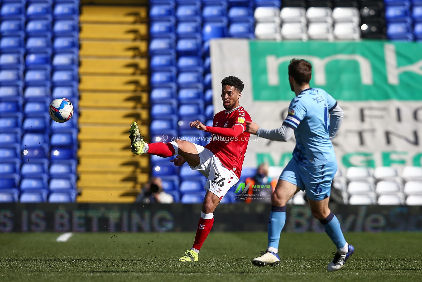 Zak Vyner #26 of Bristol City passes the ball whilst under pressure from Liam Kelly #6 of Coventry City